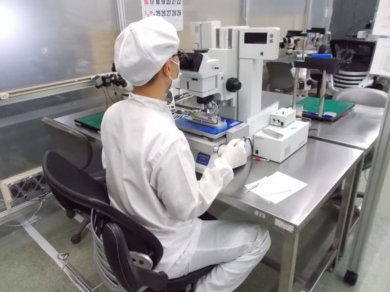 半導体検査作業風景3